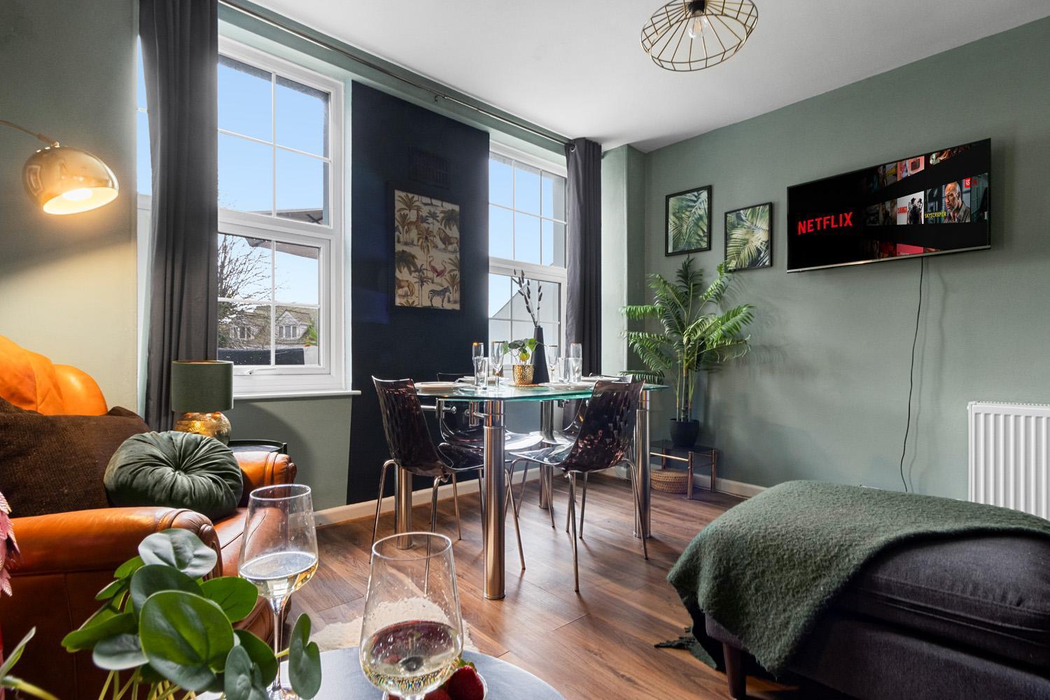 Stylish 2 Bed Apartment Near Beach, Parking, Wifi, Netflix ทินมัท ภายนอก รูปภาพ