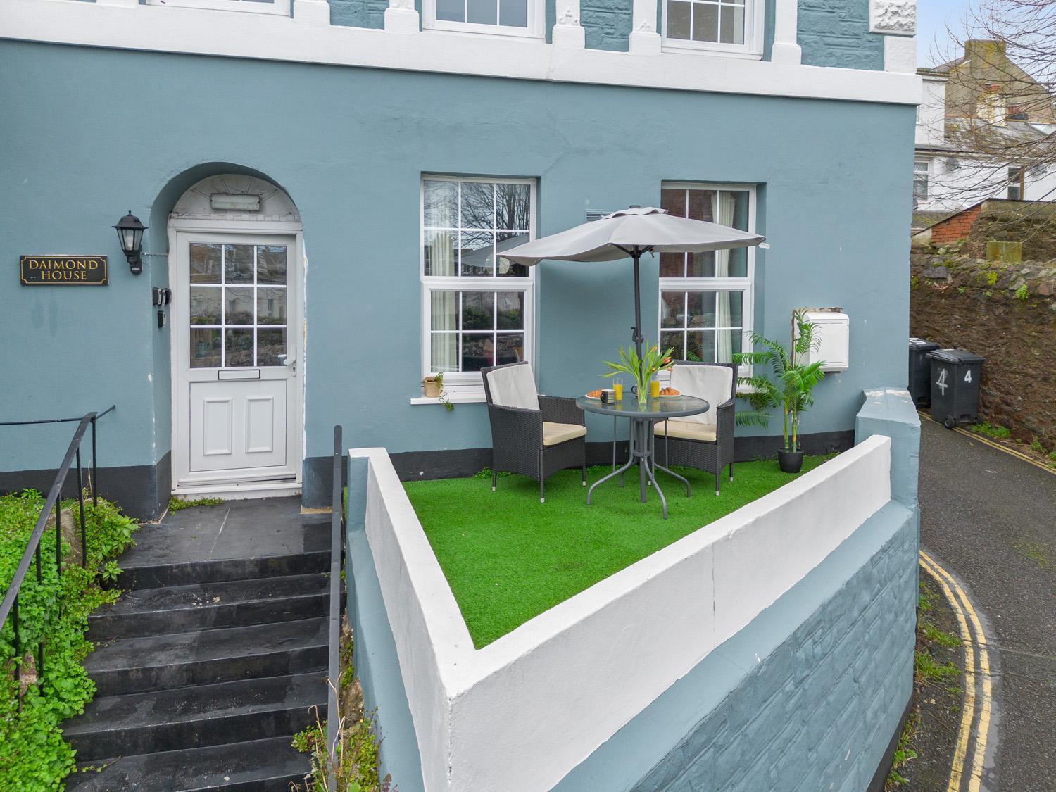 Stylish 2 Bed Apartment Near Beach, Parking, Wifi, Netflix ทินมัท ภายนอก รูปภาพ